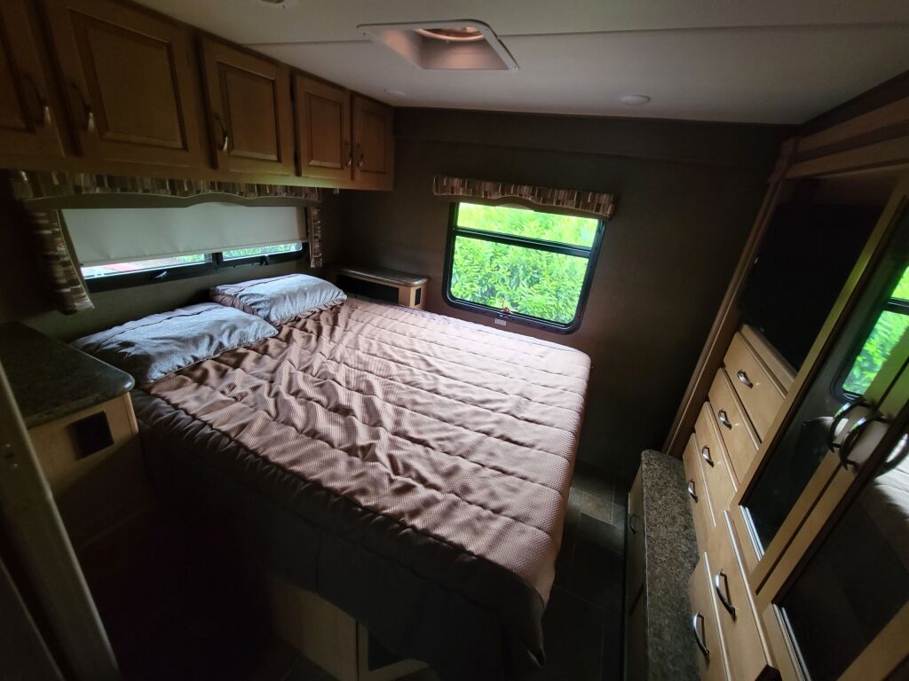 2016 Thor Motor Coach Chateau 31W