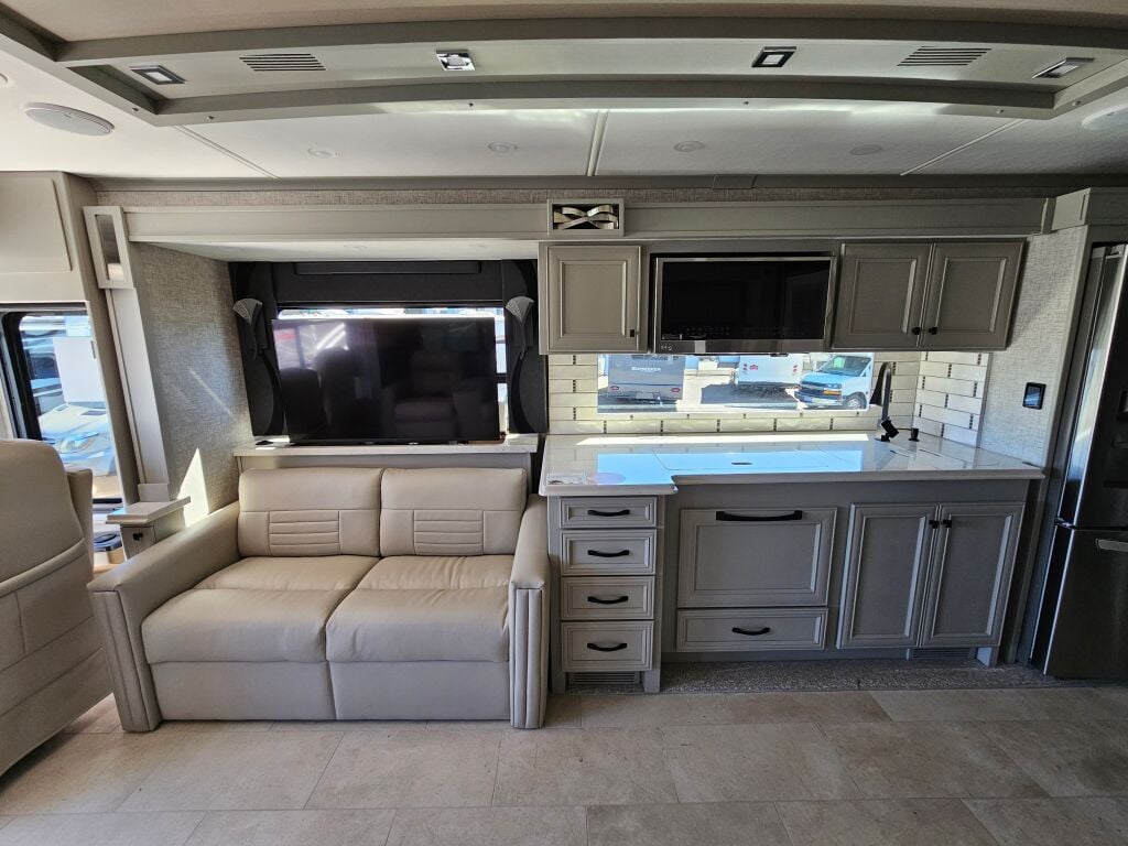 2025 Tiffin Motorhomes Phaeton 37BH