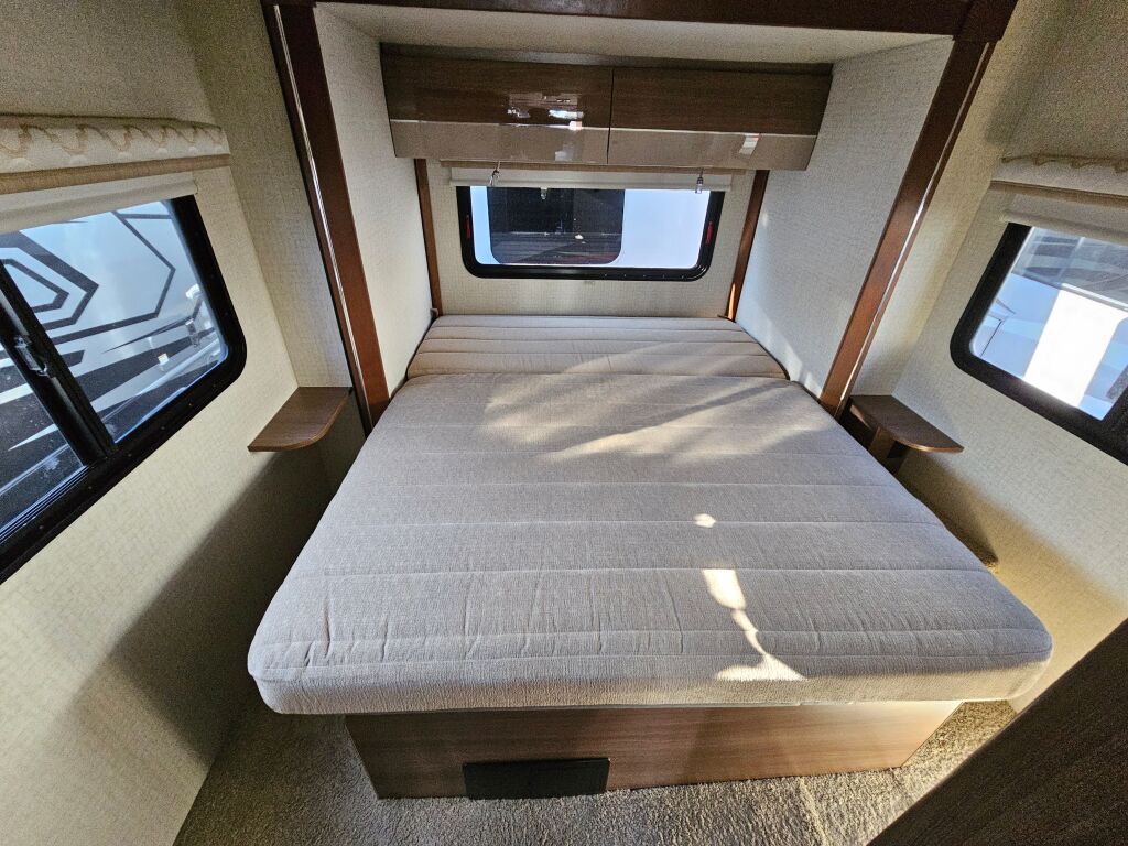 2017 Winnebago Navion 24G