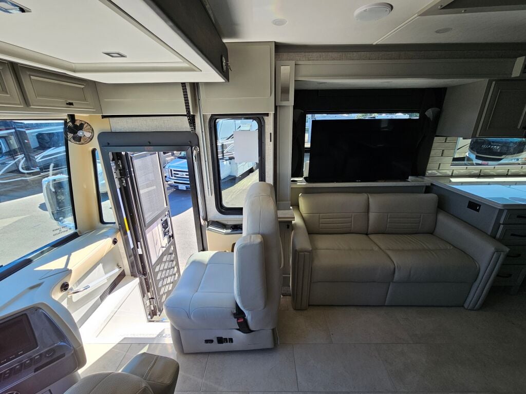 2025 Tiffin Motorhomes Phaeton 37BH