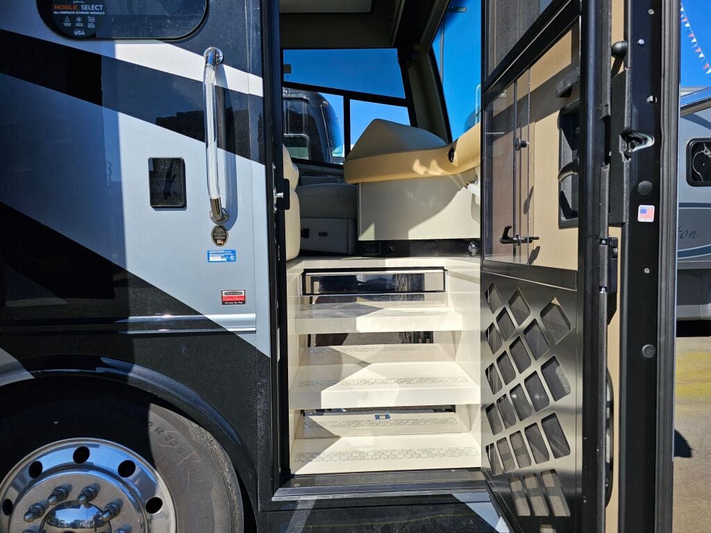 2025 Tiffin Motorhomes Phaeton 37BH