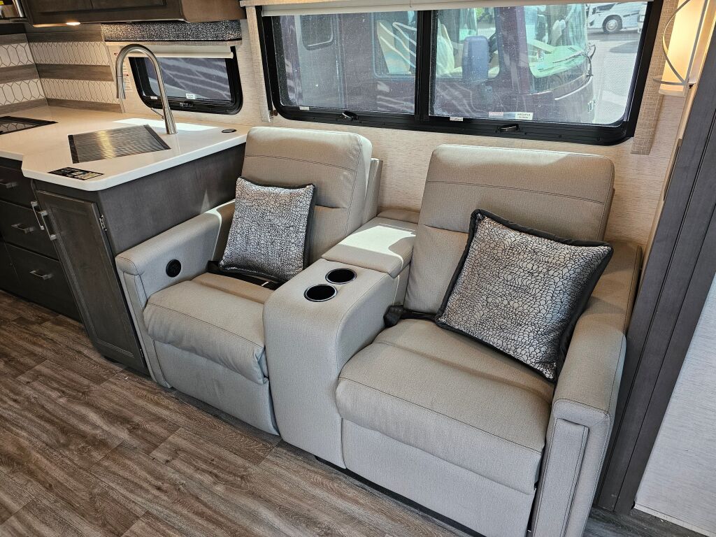 2025 Thor Motor Coach Luminate MM30