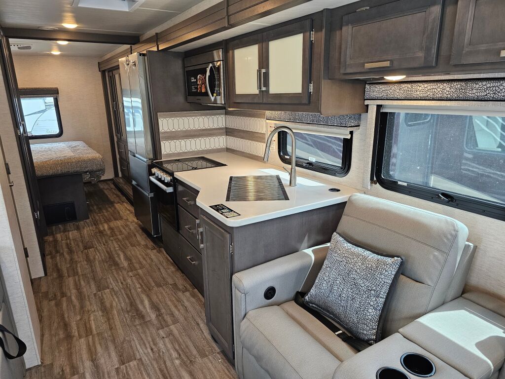 2025 Thor Motor Coach Luminate MM30