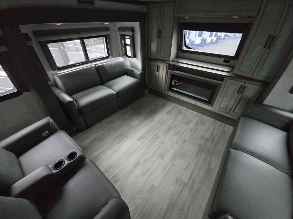 2025 Keystone Alpine 3700FL