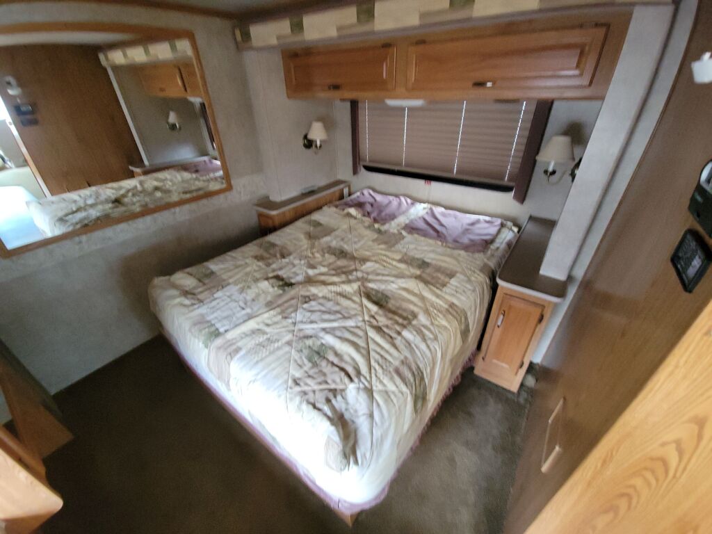 2005 Fleetwood Bounder 34F