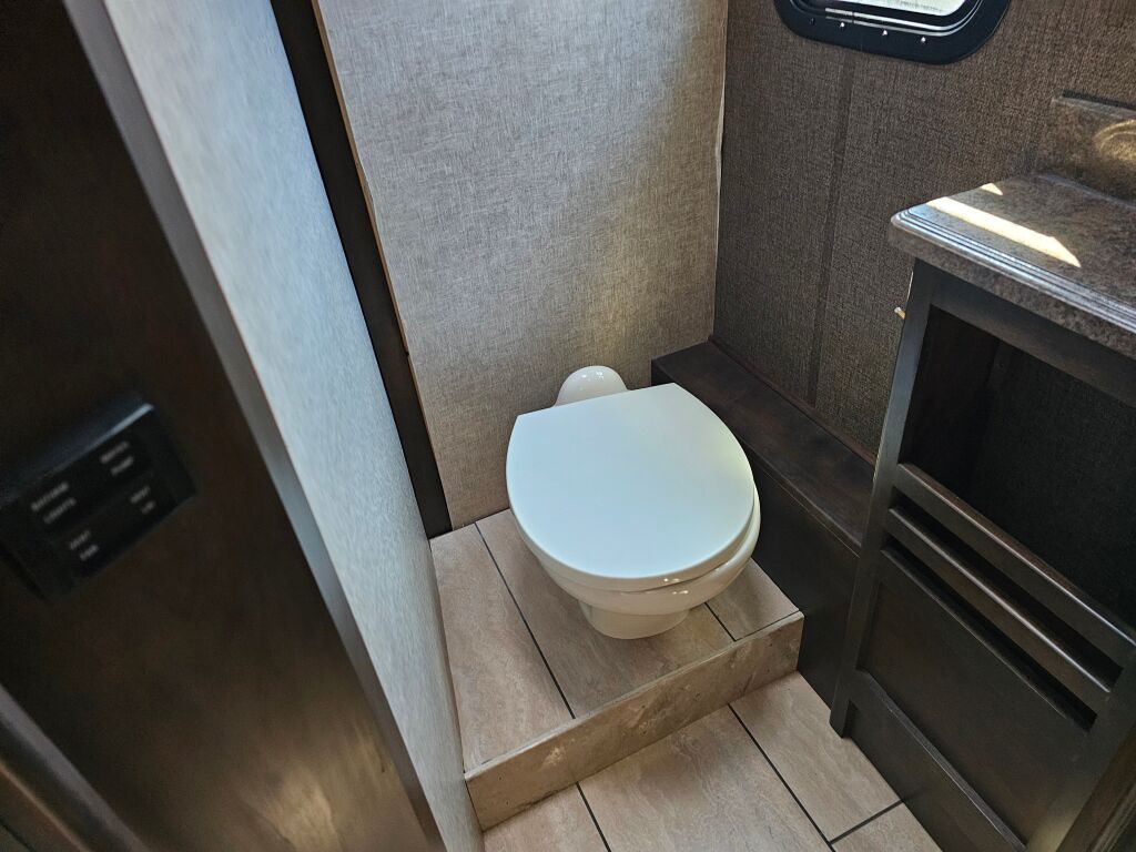 2017 Tiffin Motorhomes Allegro 36LA