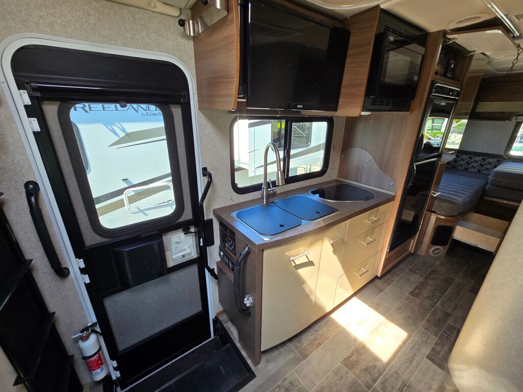 2019 Itasca Navion 24V