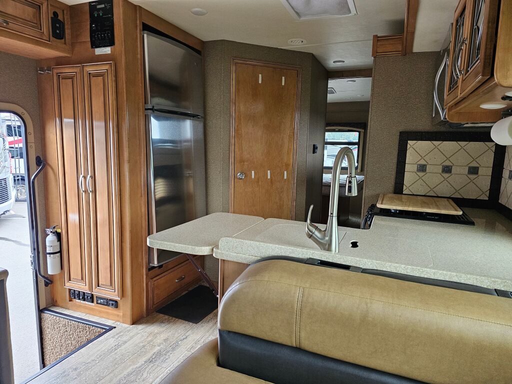 2016 Thor Motor Coach Chateau Super C 35SB