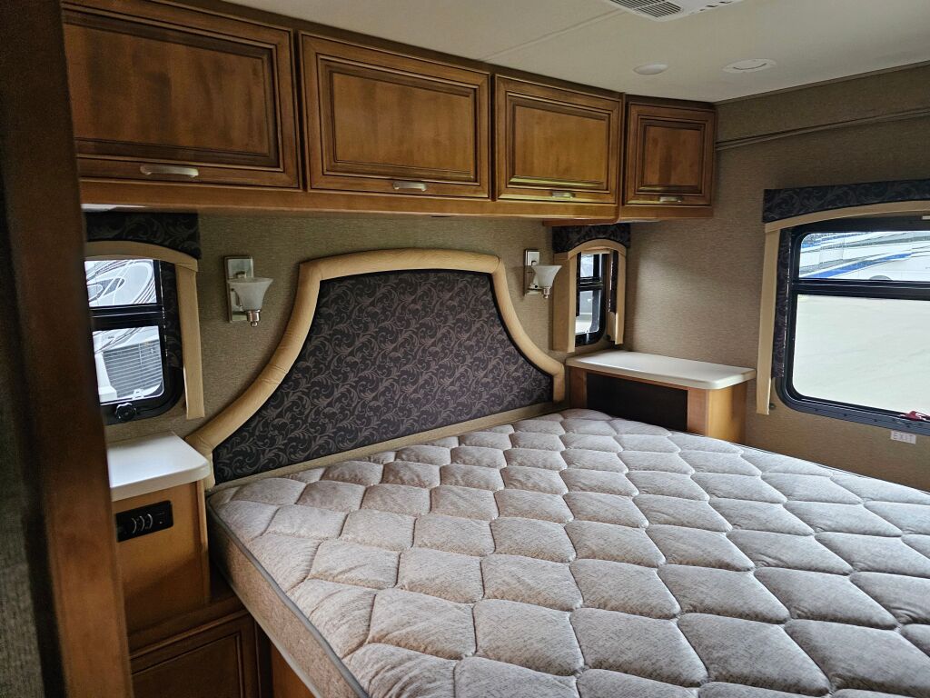 2016 Thor Motor Coach Chateau Super C 35SB