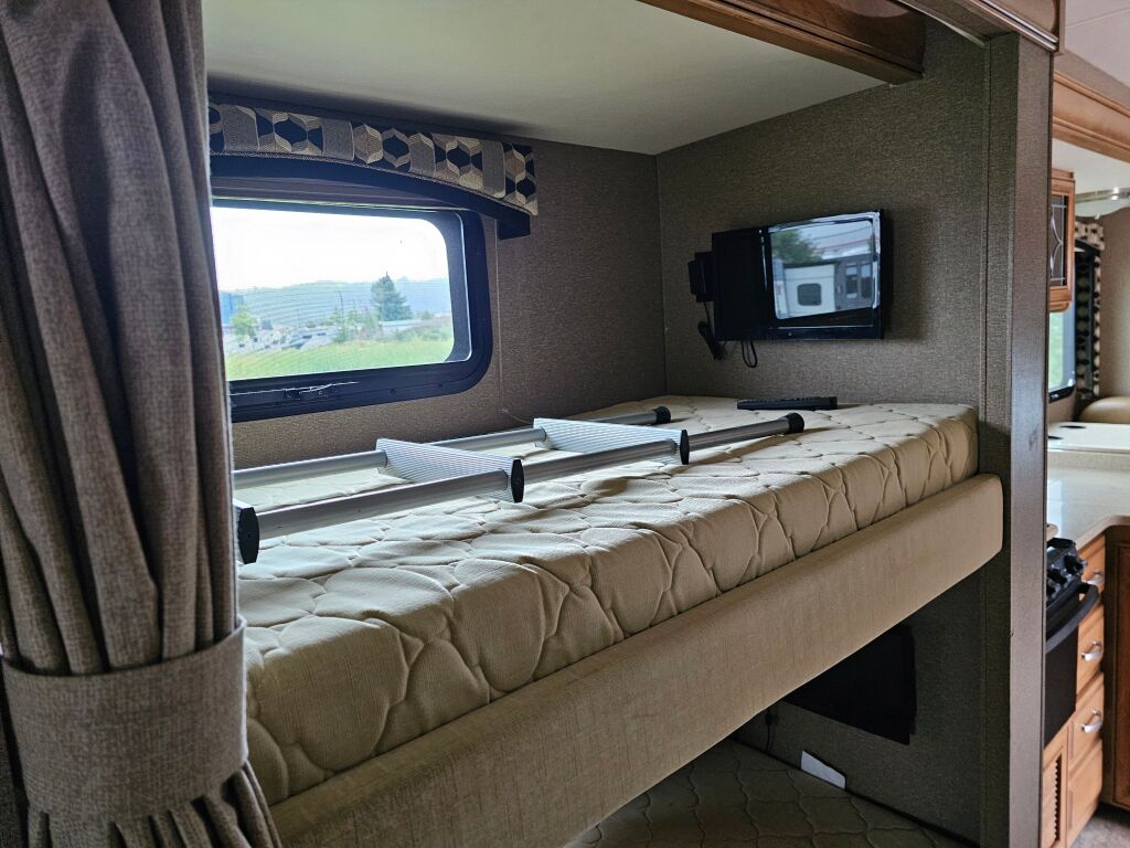 2016 Thor Motor Coach Chateau Super C 35SB