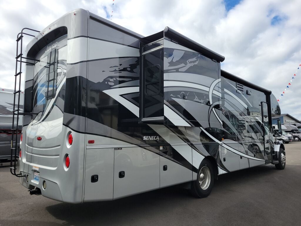 2022 Jayco Seneca 37K