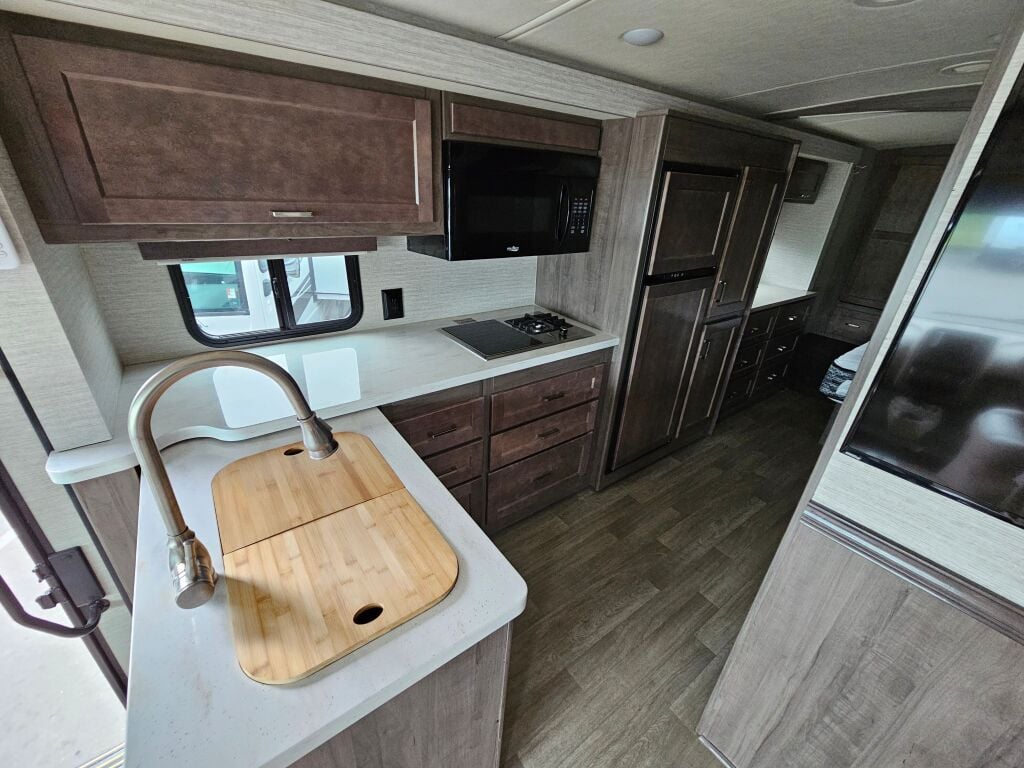 2020 Winnebago Adventurer 27N